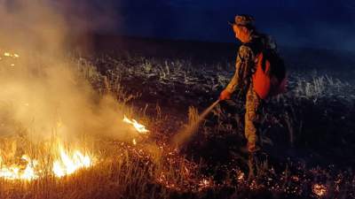 Около тысячи человек тушат пожары в ЗКО