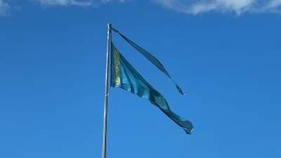 Причину порванного главного флага Талдыкоргана назвали в акимате, фото - Новости Zakon.kz от 29.06.2023 16:23