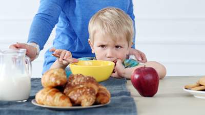 Как сформировать у ребенка полезную привычку питаться правильно, рассказали эксперты 