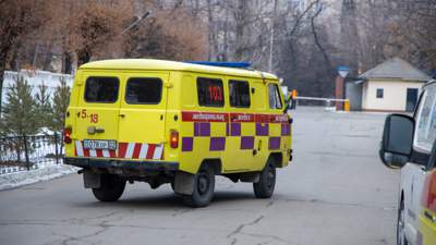 Машина скорой помощи застряла в грязи на окраине Кокшетау