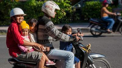 На Бали туристам запретили ездить на мопедах, фото - Новости Zakon.kz от 15.03.2023 12:03