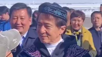Легендарный Джеки Чан в чапане спел песню на казахском языке