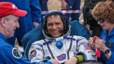 "Забытый" в космосе астронавт-рекордсмен приземлился в Казахстане