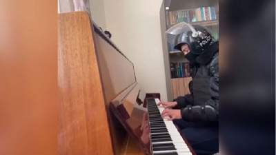 Полицейский за игрой на фортепиано