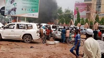 Госперевород в Нигере: мятежники подожгли  штаб-квартиру правящей партии, фото - Новости Zakon.kz от 28.07.2023 04:17