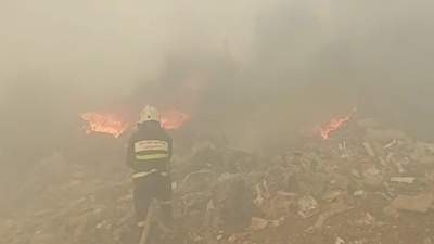 Вторые сутки тушат крупный пожар на свалке в Павлодаре