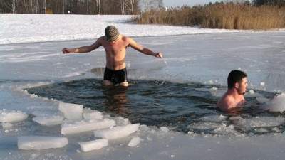 Врачи предупредили об опасности купания в ледяной воде на Крещение