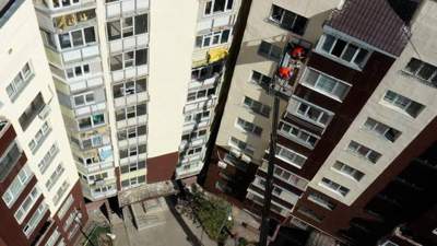 В Актау женщина разбилась, упав с девятого этажа , фото - Новости Zakon.kz от 03.07.2023 02:18
