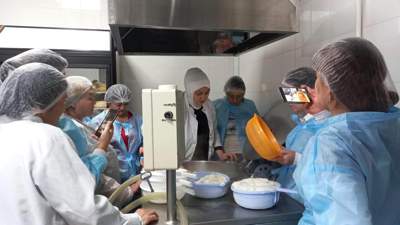 В Караганде по проекту "Мен кәсіпкер" бесплатно обучают сыроделию