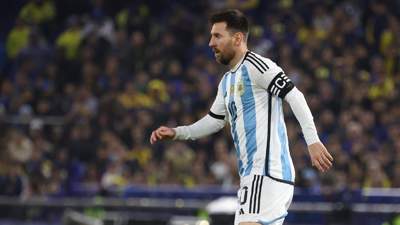 Парагвайский футболист плюнул в спину Месси во время матча