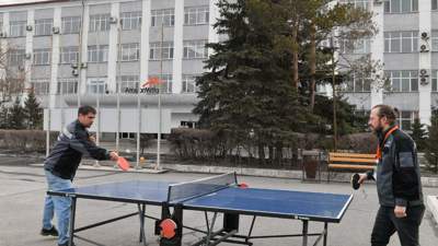 Сотрудники АО "АрселорМиттал Темиртау" могут играть в настольный теннис на площади управления комбината
