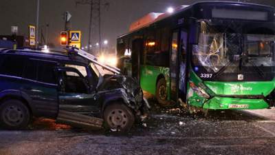 В Алматы произошло лобовое столкновение автобуса и RAV4 