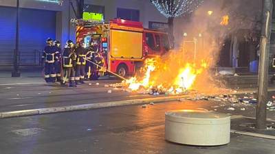 Французские футбольные болельщики снова учинили массовые беспорядки на улицах