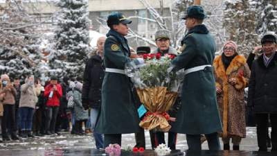Венки у мемориала Алматы
