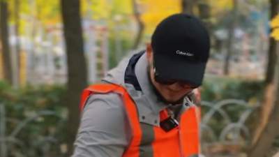 Торегали Тореали с метлой в руках показал, как отбывает наказание