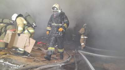 В Шымкенте почти три часа тушили пожар в цехе