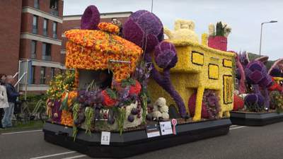 В голландском Нордвейке проходит парад цветов