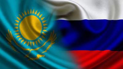 флаги Казахстана и России