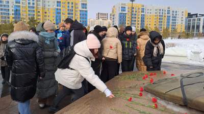 Астана, медработники, возложение цветов 