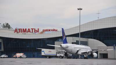 Дымящийся самолет напугал пассажиров в аэропорту Алматы