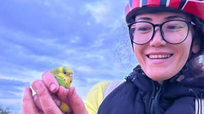 Велосипедисты из Актобе поймали в степи попугая