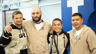Казахстанского дебютанта UFC Асу Алмабаева торжественно встретили в Алматы