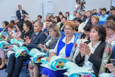  аким Алматинской области Марат Султангазиев отметил лучших педагогов региона 