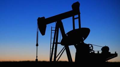 Цены на нефть колеблются из-за настроений инвесторов