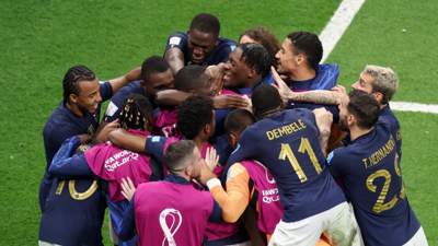 Президент Франции поздравил игроков сборной в раздевалке после выхода в финал ЧМ-2022