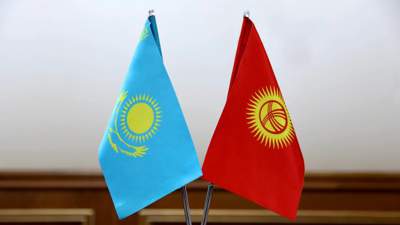 флаги Казахстана и Кыргызстана