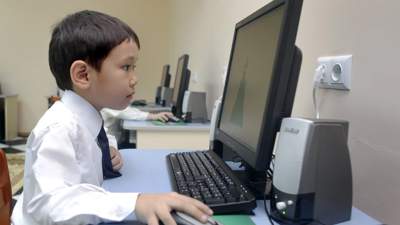 Токаев пообещал проверить качество интернета в сельских школах
