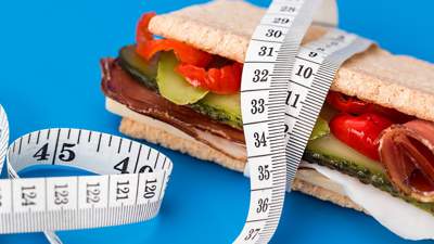 Диетолог посоветовала сократить объем потребляемых калорий после праздников на 20%