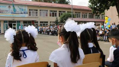В Казахстане школьные линейки пройдут без шаров и голубей