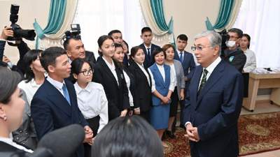 Токаев: Государство всегда будет поддерживать таких молодых специалистов