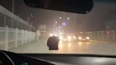Житель Туркестанской области выехал на встречку и снял нарушение ПДД на видео