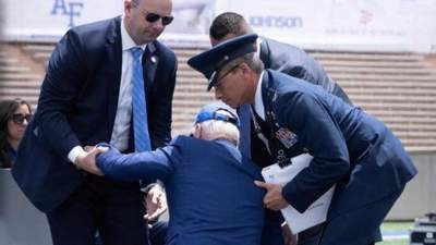 Джо Байден упал во время церемонии вручения дипломов в Академии ВВС