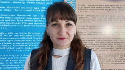 русская учительница преподает информатику в казахских классах