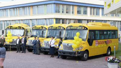 15 новых школьных автобусов получили акмолинские ученики в преддверии начала учебного года