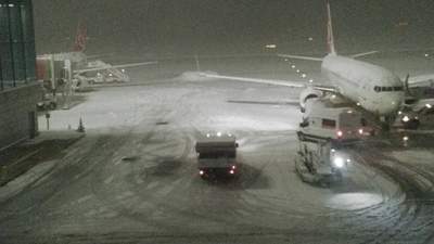 На Турцию обрушился снегопад - аэропорт закрыт