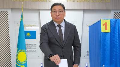 Досаев вместе с супругой проголосовали на выборах президента Казахстана
