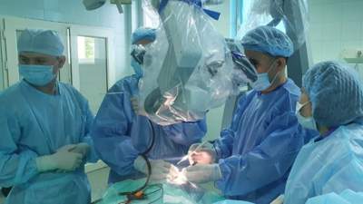 Алматинские врачи проводят редкие операции в Атырау