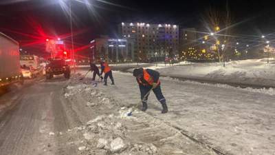 Почти 2 тыс. дорожных рабочих убирают снег в Астане