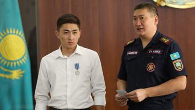 Алматинского студента наградили медалью за храбрость
