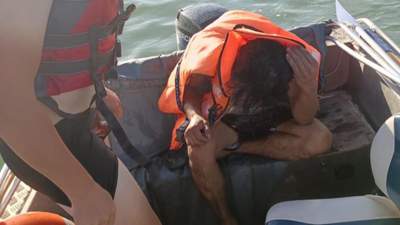 Спасатели вытащили мужчину из воды