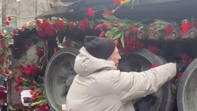Немцы украсили российский танк цветами в поддержку мирных инициатив