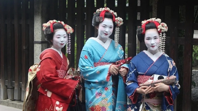 девушки в кимоно
