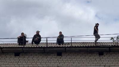 В Уральске сироты забрались на крышу общежития в знак протеста против выселения 