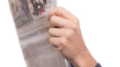 Блогер TikTok собирает миллионы просмотров, читая газету 