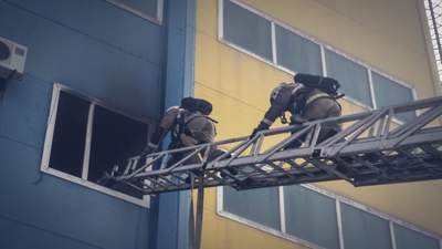 С помощью трехколенной лестницы эвакуировали людей из общежития