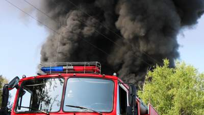 Крупный пожар тушат в столичной новостройке